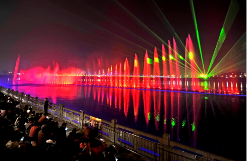 “大美江油•韻律涪江(jiang)”水上音(yin)樂(le)噴泉燈(deng)光秀