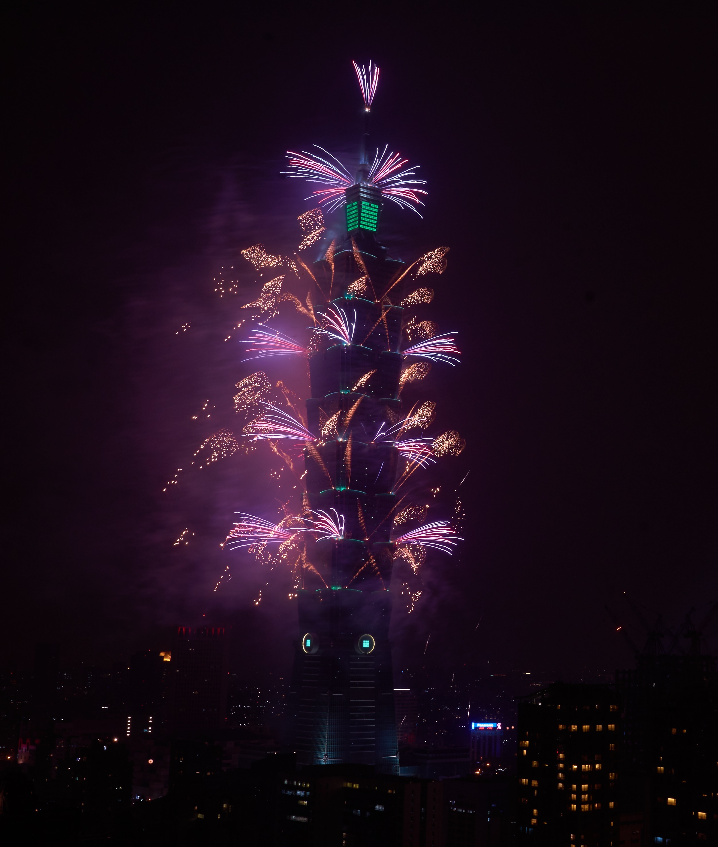 【新(xin)聞圖片】飛利(li)浦炤明(ming)助力檯北101打(da)造檯灣綠(lv)色地(di)標 (2).jpg